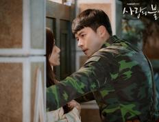 开云体育下载-速度与静默，赛道的轰鸣与绿茵的棋局