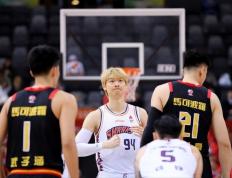 开云体育官网-深圳队轻取山东队，王哲林刷新纪录