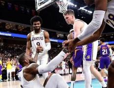 开云体育入口-公牛险胜魔术，布克状态火热