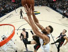 开云体育登录-勇士完胜深圳队，戈贝尔高光表现