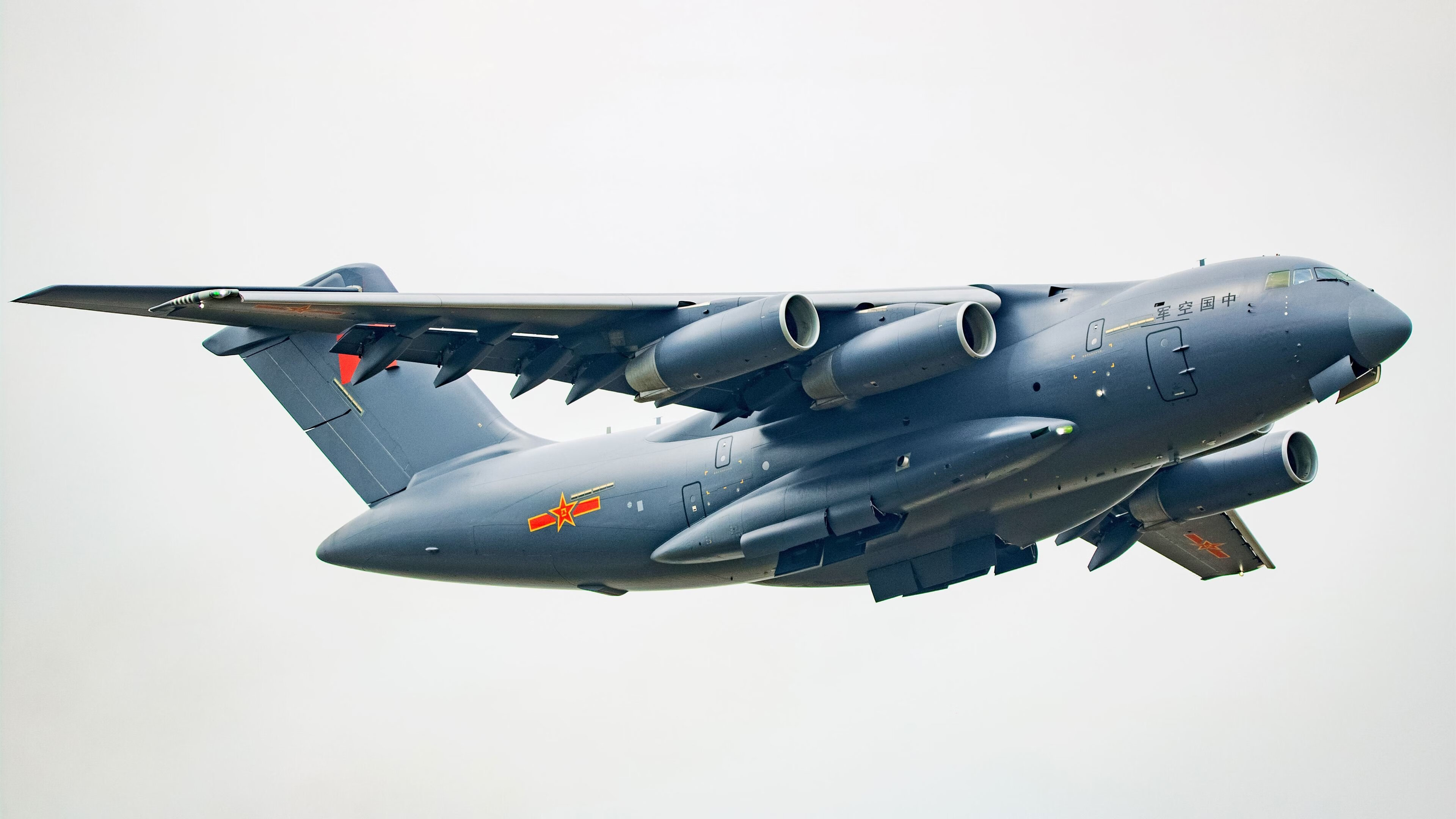 开云体育下载-速度与静默，赛道的轰鸣与绿茵的棋局